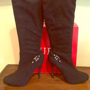 BLACK HIGH HEELED BOOTS